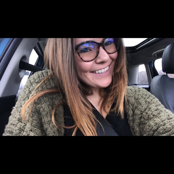 Meet your Posher, Alexia - Picture 1 of 1